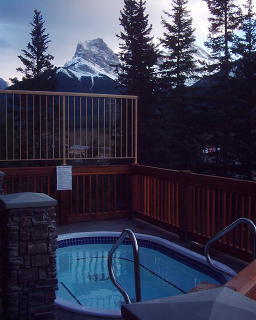 Click for a look at the larger hot tub on the east side - BACK to return